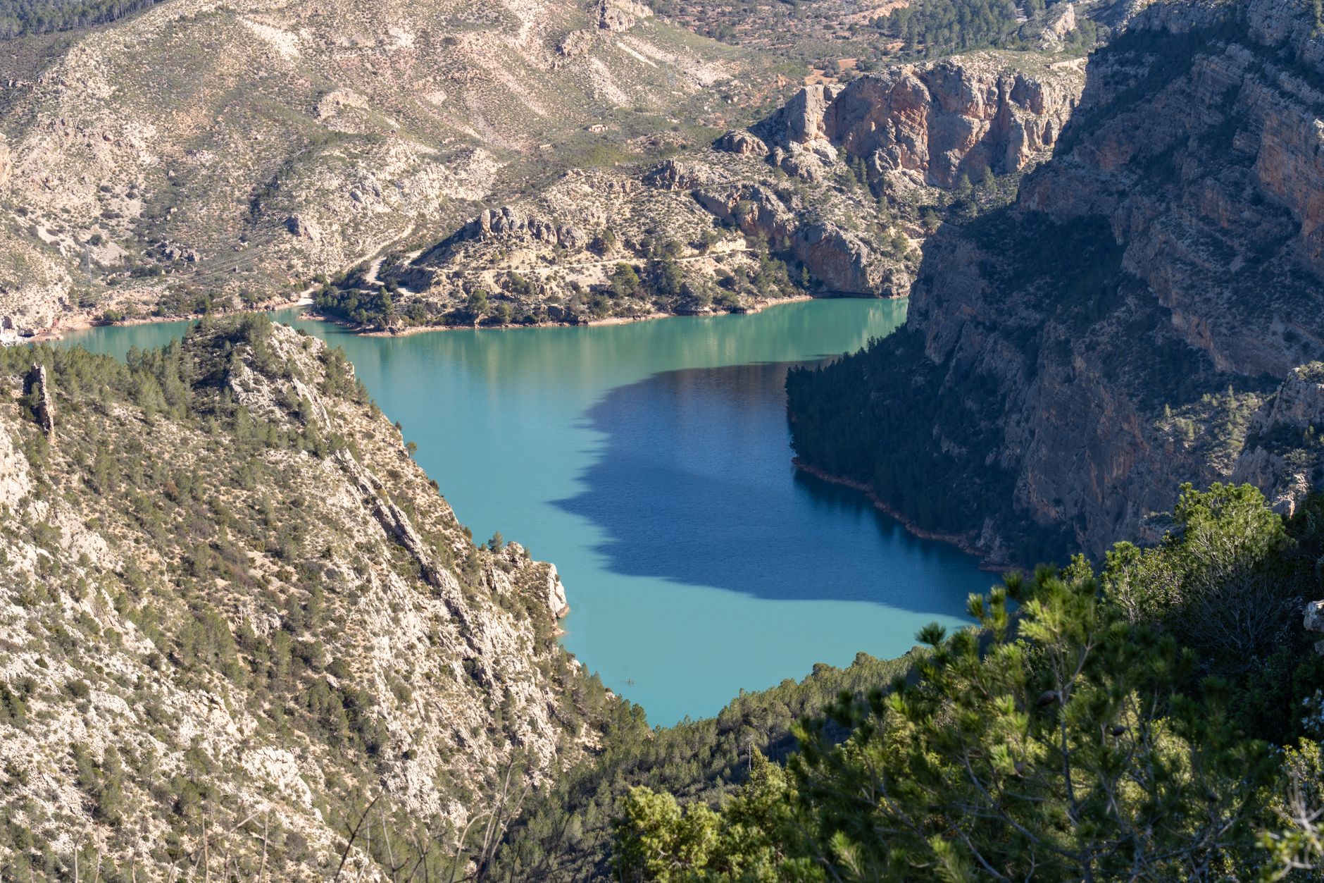 Teneriffa - Aerial view of River Júcar winding through rocky terrain in Cofrentes, Spain.