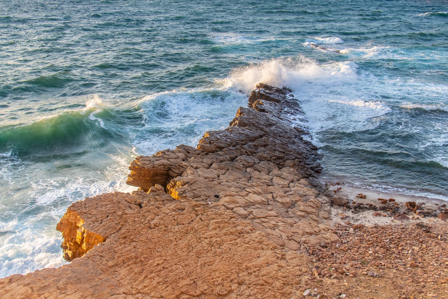 Tunesien - Captivating view of rugged cliffs and crashing waves in Korbous, Tunisia.