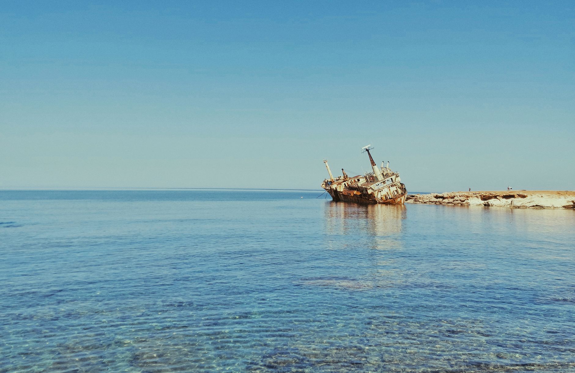 Zypern - A scenic view of an abandoned shipwreck near the coast of Paphos, Cyprus, under