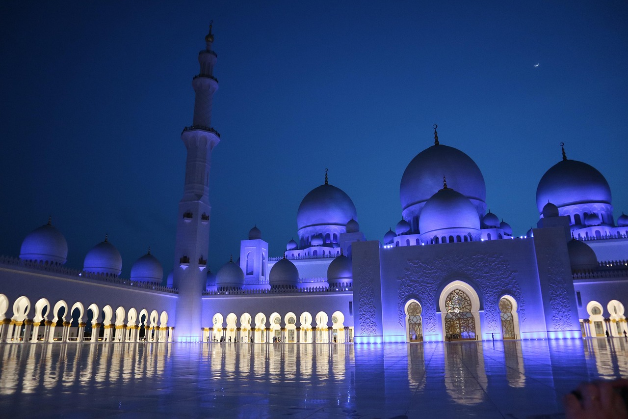 Flüge nach Arabische Emirate: Günstig vergleichen & buchen
